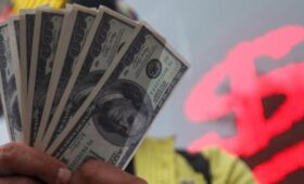 Внебиржевой курс доллара опустился до 80 рублей впервые с августа