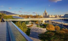 В Москве будет обновлен деревянный настил парящего моста в парке «Зарядье»