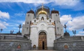 В Москве отремонтировали надвратную колокольню храма Христа Спасителя