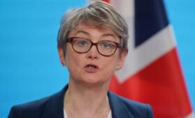 Глава МИД Британии призвала Россию сесть за стол переговоров по Украине