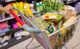 Депутат Миронов предложил заморозить цены на продукты за месяц до Нового года