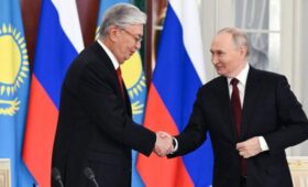 Путин и Токаев тепло попрощались после переговоров