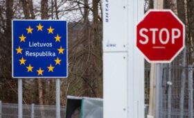 Застрявшие на границе с Белоруссией грузовики из Литвы переместили на спецстоянки