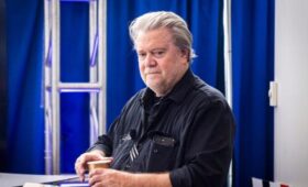 ABC: Эпштейн консультировал советника Трампа Бэннона во время его первого президентства