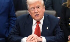 Трамп вновь появился на публике с тональным кремом на руке