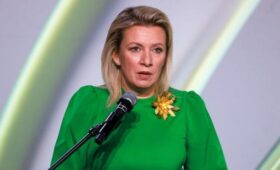 Захарова предложила французам помыться после обвинения России в фейках о клопах
