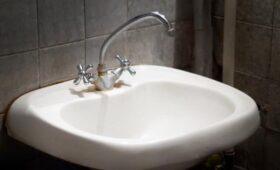 Юрист Салкин: выброс старой раковины в мусорный контейнер грозит штрафом