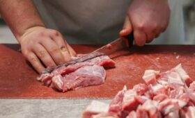 Свинина начала дешеветь в России