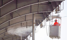 Около 2 тыс инженерных сооружений промыли в Москве перед зимой