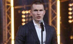 Лыжник Большунов дисквалифицирован с гонки за инцидент с соперником в Кировске