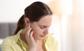 Врач Кондрахин: боль в ушах при ОРВИ может появиться из-за отека перепонки