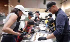 Меган Маркл и принц Гарри впервые за долгое время вышли на публику вместе с детьми