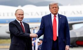 Ушаков заявил о продолжении контактов по отложенной встрече Путина и Трампа