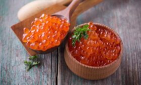 Глава Росрыболовства Шестаков: красную икру можно хранить в холодильнике год