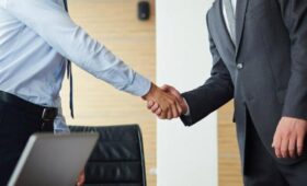 Эксперт Денисова: для полезных знакомств нужно изучать язык тела