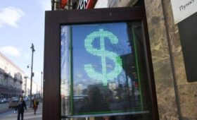 Внебиржевой курс доллара опустился ниже 79 руб