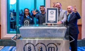 Серебряный слиток весом около 2 тонн представили в ОАЭ