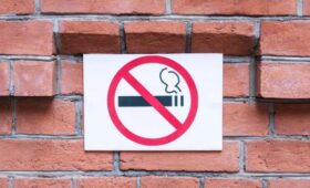 Эксперт Митрофанова: сотрудника могут уволить за курение на работе