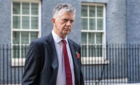 FT: советник премьера Британии Пауэлл пытался установить связь с Россией