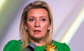 Захарова назвала фотографию Зеленского со встречи с военными «картиной салом»