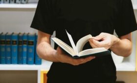 Словарь Collins назвал «вайбкодинг» словом 2025 года