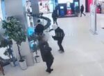 Подросток ранил ножом охранника ТЦ и двух полицейских на юге Москвы