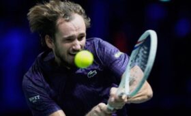 Теннисист Медведев снялся с турнира в Меце из-за травмы