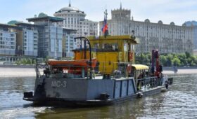 Более 530 тонн мусора собрал коммунальный флот столицы в период летней навигации