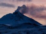Камчатский вулкан Безымянный выбросил столб пепла на высоту 7 км