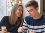 Vogue: девушки перестали публиковать фото с бойфрендами в соцсетях