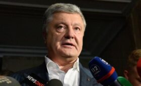 Порошенко и его сторонники заблокировали трибуну Верховной рады