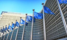 В ЕК не стали комментировать информацию о новых визовых ограничениях для россиян