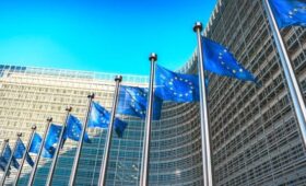 Politico: ЕС может потребовать от Украины вернуть промежуточный кредит