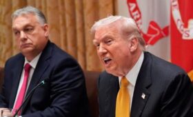 Трамп назвал продолжение боевых действий на Украине причиной переноса саммита с Путиным