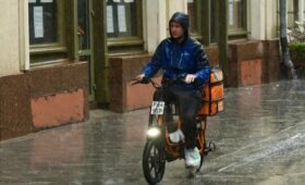 Депутат Федяев: сервисы доставки должны отслеживать курьеров на электровелосипедах