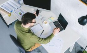 Экономист Алексеев: сотрудники с почасовой оплатой могут недополучить 30% дохода в январе