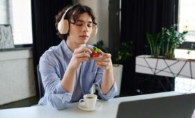 Юрист Шайдуллина: за игры на работе сотруднику могут сделать замечание или выговор