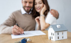 Молодежи в России предложили выдавать квартиры за обещание прожить вместе 10 лет