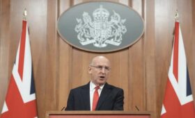 Министр обороны Британии обратился к России из-за корабля «Янтарь»