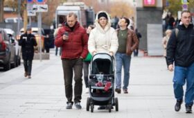 В ГД предложили повысить пособие по уходу за ребенком до 75% от зарплаты