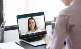 Адвокат Денисова: близость к экрану при видеозвонке нарушает личные границы