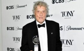 Sky News: драматург и режиссер Том Стоппард скончался в возрасте 88 лет