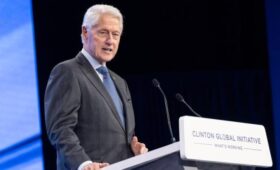 Минюст США намерен расследовать связи Эпштейна с Клинтоном