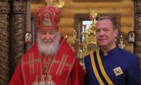 Патриарх Кирилл наградил Медведева орденом князя Димитрия Донского I степени
