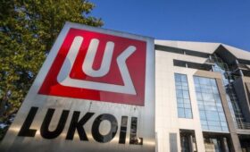 Bloomberg: в Европе началась «драка» за активы «Лукойла»