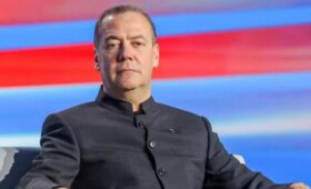 Медведев: Зеленскому не быть тем, кто подпишет мирный договор