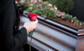 Пожилая женщина в Таиланде очнулась в гробу за 5 минут до кремации