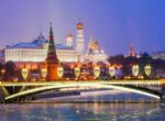 Москву начали готовить к Новому году, используя украшения прошлых лет