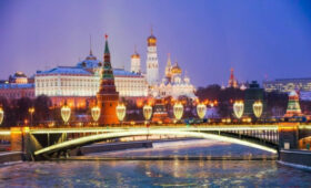 Москву начали готовить к Новому году, используя украшения прошлых лет