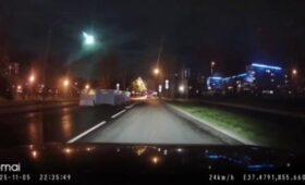 Летящий болид вновь заметили в небе над Москвой